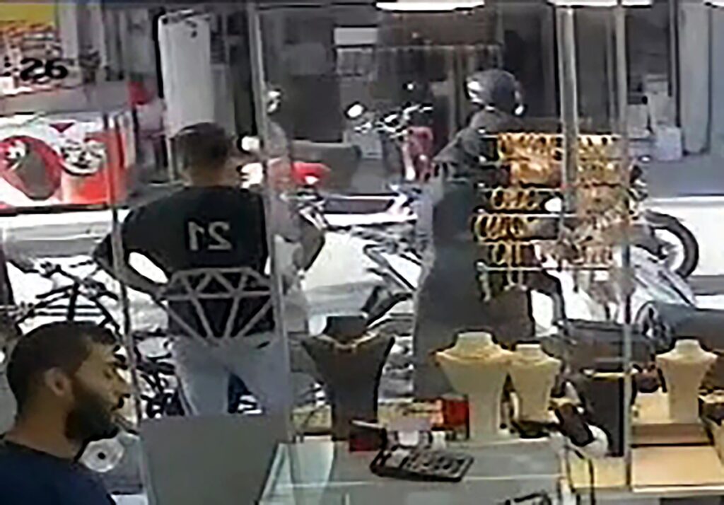 Adana Seyhan’da 2 bin 300 lirası bulunan çanta gasbı kamerada, bir şüpheli tutuklandı