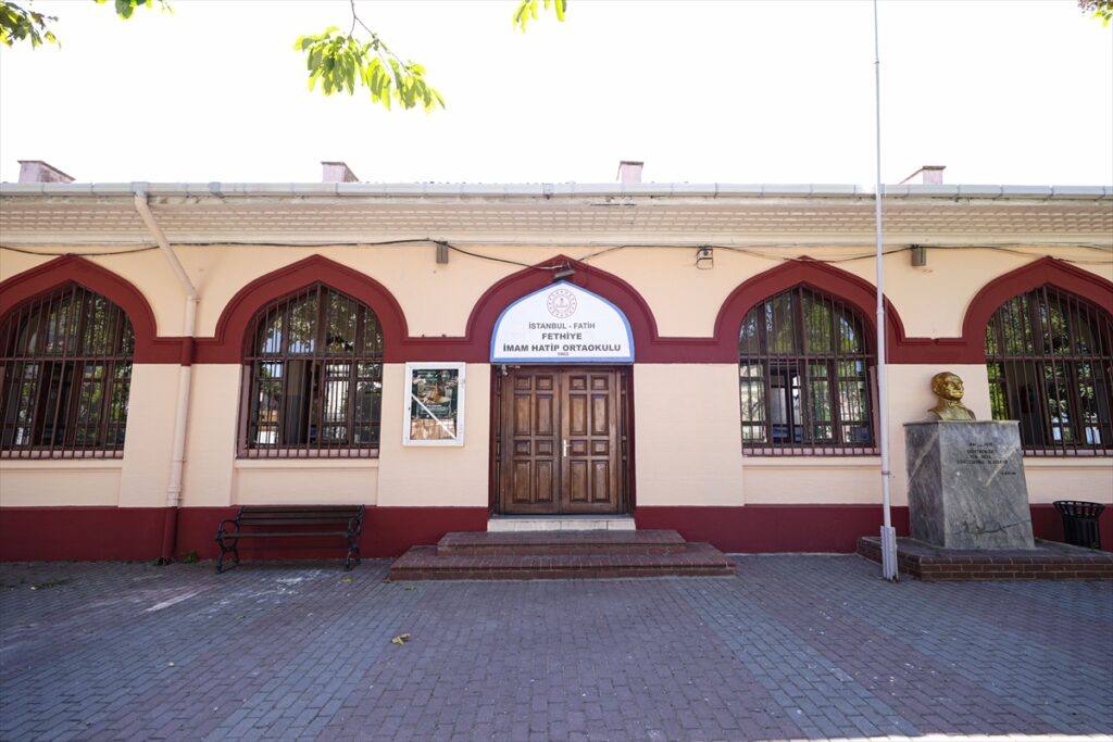 Fatih’teki 1573 tarihli medrese, Fethiye İmam Hatip Ortaokulu’na ev sahipliği yapıyor